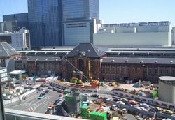 再開発工事の進む東京駅丸の内駅舎前