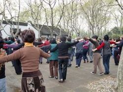 大人たちが真剣に遊具で運動